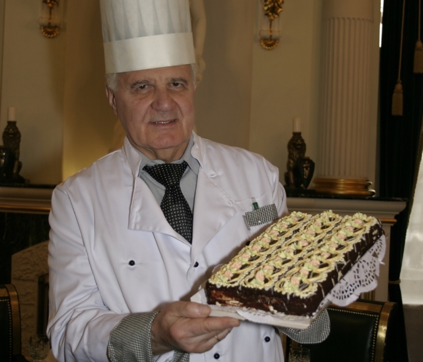 Исторический кадр: 9 октября 2007 года автор торта «Птичье молоко», начальник кондитерского цеха ресторана «Прага» Владимир Гуральник со своим творением. Фото: photoxpress